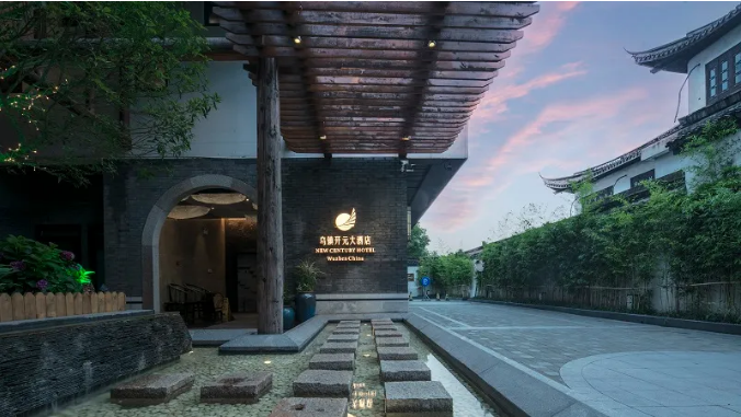 酒店整体装修设计与 古镇水乡风貌相呼应.