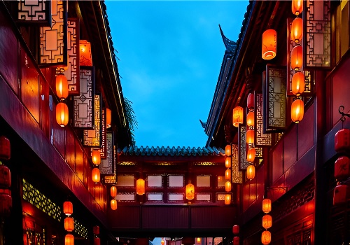 用餐:酒店早餐后,从成都出发前往都江堰【东南亚风情园】参观游览